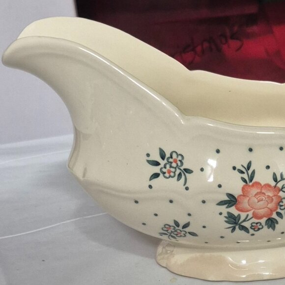 Vintage Johnson Brothers Monticello 8" Scalloped Gravy Boat Ironstone England GC - Picture 2 of 3